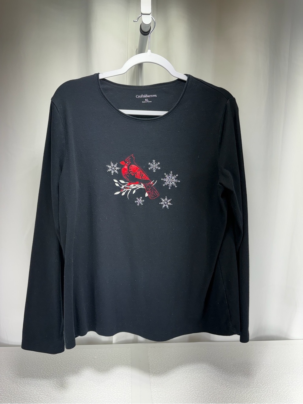croft & barrow Black Long-Sleeve Tee with Red Cardinal and Snowflake Motif 4664